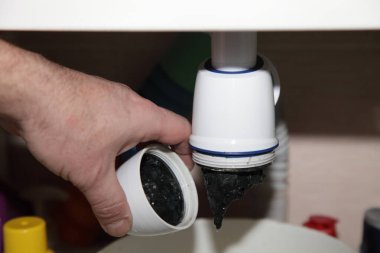 Klozet kapağı olmadan plastik drenaj borusu emilimi yakın, tıkanmış su tuzağı testi