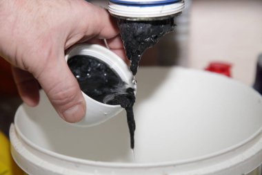 Banyodaki lavabonun plastik su borusunu tıkamak, su tesisatı...