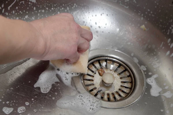 White Woman Hand Sponge Cleans Old Stainless Steel Kitchen Sink — Stockfoto