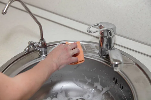 Yeni Paslanmaz Çelik Mutfak Lavabosu Musluk Temizliği Eldivensiz Beyaz Kadın — Stok fotoğraf