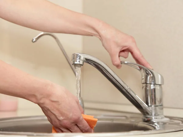 Mutfak Lavabosundaki Musluktan Akan Suyun Altında Beyaz Kadın Elleriyle Sünger — Stok fotoğraf
