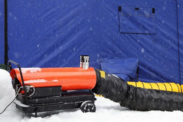 Velký Dieselový Ohřívač Paliva Moderní Nafukovací Táborový Stan Sněhovém Venkovním — Stock fotografie