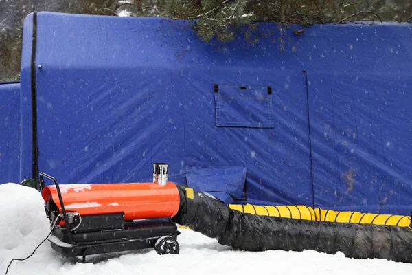 Moderna Tenda Campeggio Gonfiabile Con Grande Riscaldatore Diesel Sulla Neve — Foto Stock