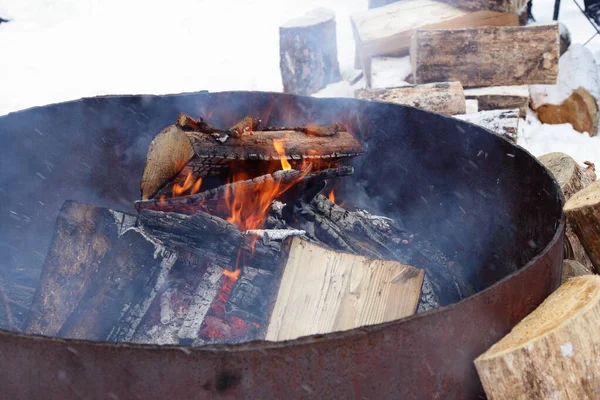 Tűzifa Égetése Rozsdás Hordóban Apróra Vágott Rönkök Hátterében Túlélés Télen — Stock Fotó