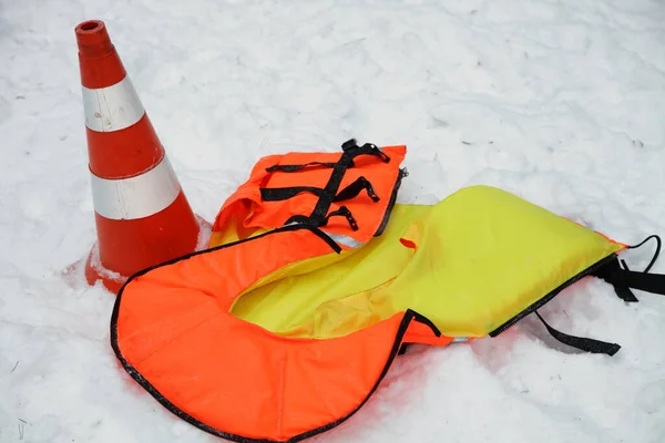 Jaqueta Preservador Vida Laranja Sinal Segurança Cone Closeup Neve Branca — Fotografia de Stock