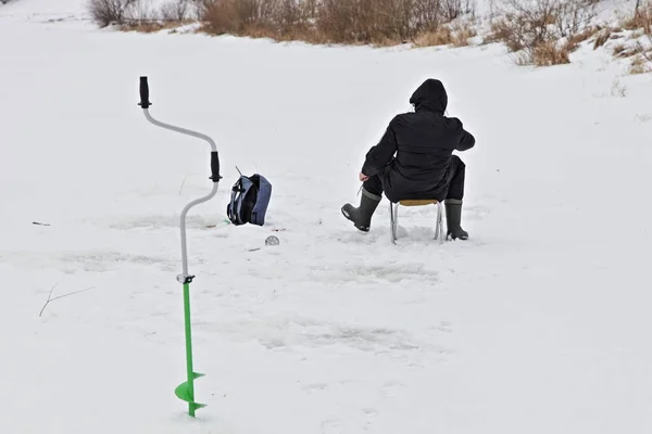 Pescador Inverno Gelo Rio Congelado — Fotografia de Stock
