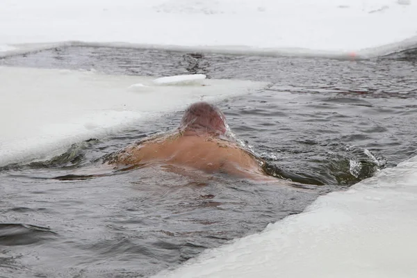 Crente Nada Água Fria Buraco Gelo Forma Uma Cruz Inverno — Fotografia de Stock