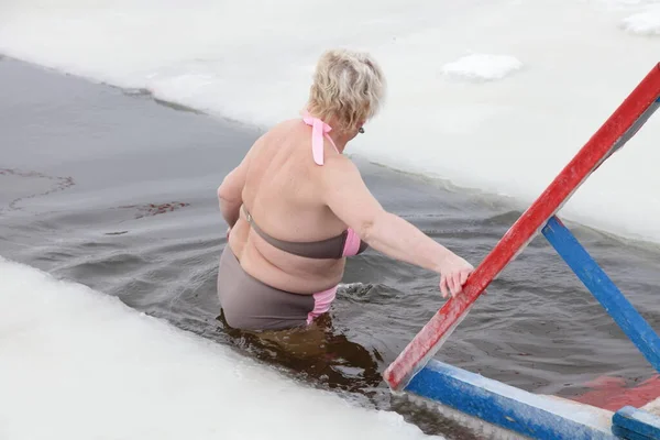 Europese Oma Loopt Het Ijskoude Water Naar Het Ijsgat Winter — Stockfoto