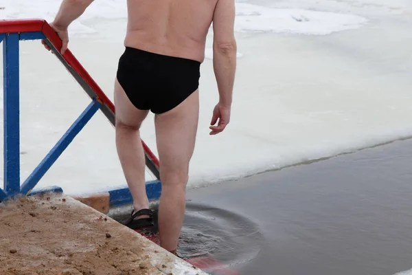 Muž Vejde Ledové Vody Mola Zimě Ledové Díře — Stock fotografie