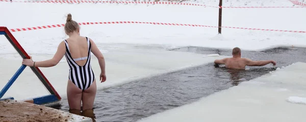 Blanke Gelovigen Mensen Jonge Vrouw Man Zwemt Ijskoud Water Een — Stockfoto