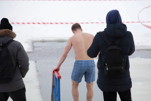 Believer Friends Bathes Water Ice Hole Shape Cross Winter Outdoor — Stock Photo, Image