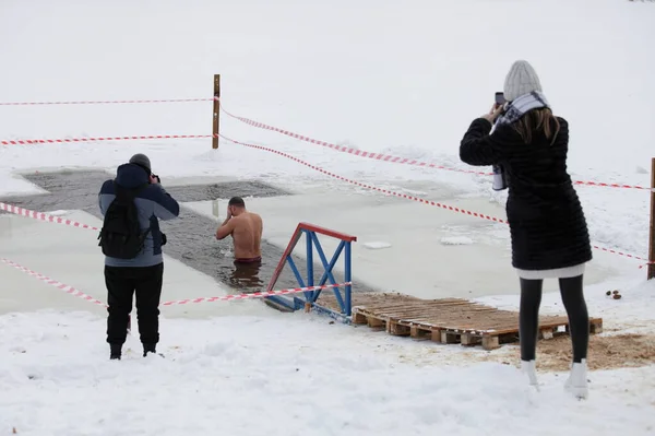 One Swimmer Two Photographers Christianity Ritual Winter Swimming Cross Ice — Stock Photo, Image