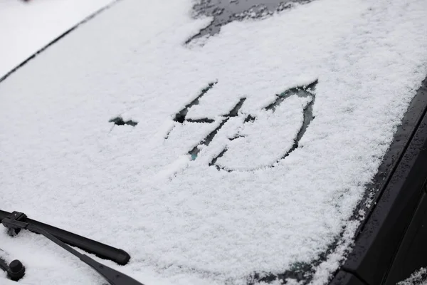 Napis Ośnieżonej Szybie Samochodu Mroźną Zimę Bezpieczeństwo Jazdy Przygotowanie Podróży — Zdjęcie stockowe