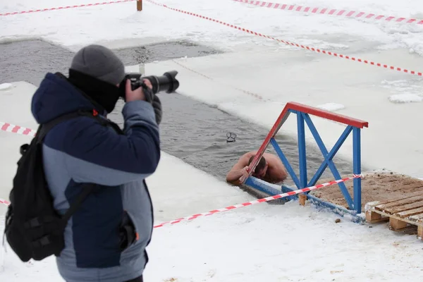 Photographer Men Make Photos Swimmer Christianity Ritual Winter Swimming Cross — Stock Photo, Image