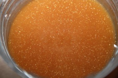 Plastik kutuda tuz süspansiyonu ile iyon rejenerasyonu yumuşatılıyor