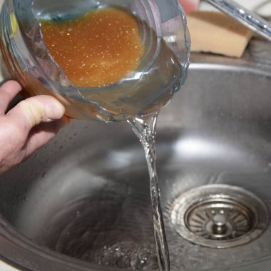 Temizlendikten sonra filtre kartuşuna su yumuşatan iyon reçinesi dökülüyor