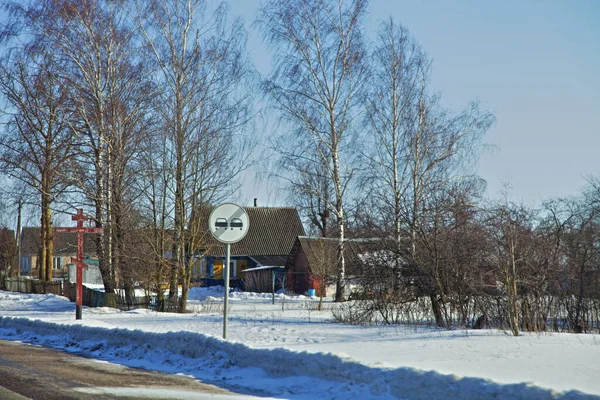 Χιονισμένο Αγροτικό Δρόμο Σταυρό Και Ρουστίκ Σπίτι Και Γυμνά Δέντρα — Φωτογραφία Αρχείου