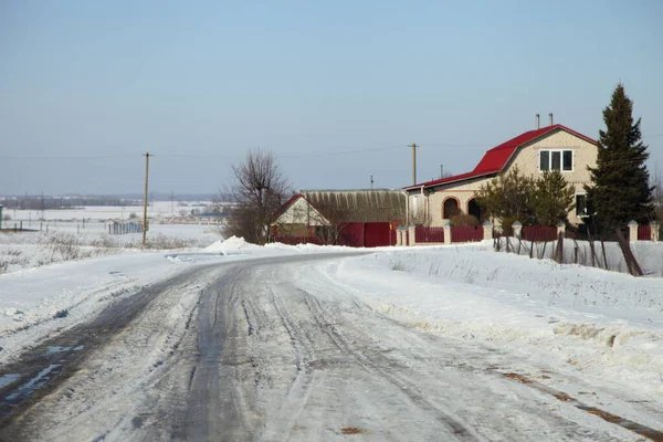 Χιονισμένο Ρωσικό Αγροτικό Δρόμο Ρουστίκ Σπίτι Καθαρό Μπλε Φόντο Του — Φωτογραφία Αρχείου