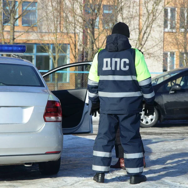 Ruský Policista Práci Blízkosti Policejního Auta Modrou Baterkou Zimním Dni — Stock fotografie