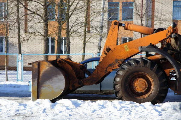 Tractor Pesado Ruedas Quita Nieve Con Pala Rascadora Quitanieves Calle — Foto de Stock