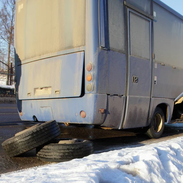 Zepsuty Autobus Pasażerski Rozbitymi Kołami Poboczu Zimowej Drogi — Zdjęcie stockowe