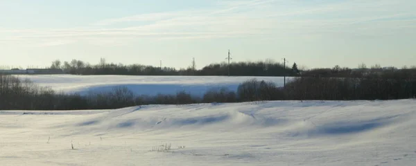 Snowdrifts Στο Πεδίο Για Δέντρα Στον Ορίζοντα Φόντο Όμορφο Ευρωπαϊκό — Φωτογραφία Αρχείου