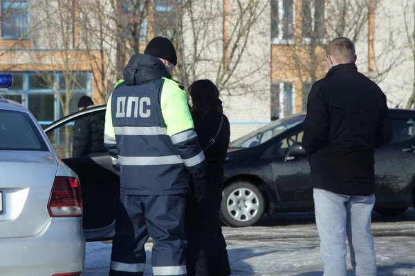 Rysk Polis Utfärdar Böter Till Man Och Kvinna Nära Polisbil Stockfoto