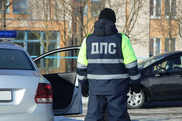 Rosyjski Policjant Drogowy Pracuje Pobliżu Radiowozu Niebieską Latarką Zimowy Dzień Obrazy Stockowe bez tantiem