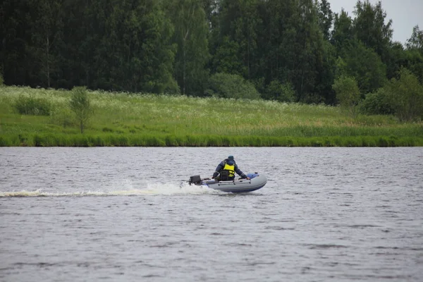 Kleine Opblaasbare Boot Drijvend Europese Rivier Groen Bos Verre Kust — Stockfoto