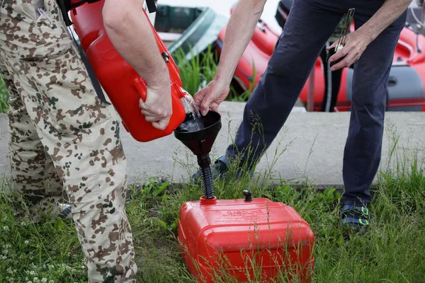 Muži Nalijí Benzín Červené Plastové Nádrže Nafukovací Motorový Člun Pozadí — Stock fotografie