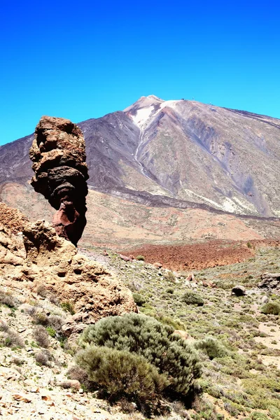 Wegen en rotsachtige lava van vulkaan Teide — Stockfoto