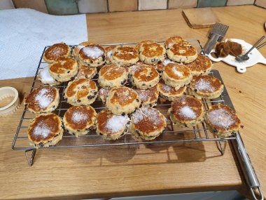 Galli kekleri fırın taşı ya da ızgara keki olarak da bilinir. Galler 'in geleneksel tatlı ekmeği.