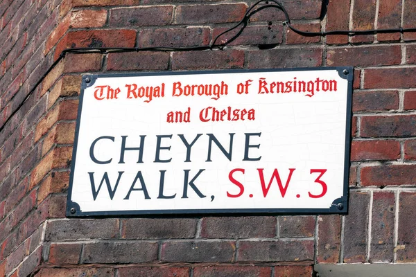 英国伦敦切尔西肯辛顿的Cheyne Walk大街路标 是一个受欢迎的旅游胜地和吸引游客的地标 股票照片形象 — 图库照片