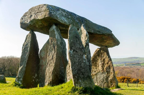 Pentre Ifan先史時代の巨石の埋葬室Pembrokeshire西ウェールズ人気の観光地や観光名所のランドマークである英国 ストックフォトイメージ — ストック写真