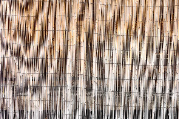 有機竹マットガーデンフェンスの背景の行パターンに配置し ストックフォトイメージ — ストック写真