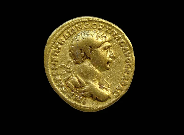 Roma Mparatoru Trajan Altın Aureus Sikkesi 117 Siyah Bir Arkaplanda — Stok fotoğraf