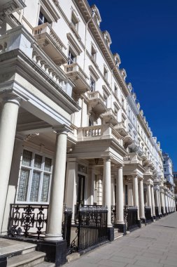 Naip Gürcü, Londra İngiltere 'de Kensington' daki evleri ve apartmanları terasa çıkardı. Şehrin popüler seyahat merkezi turizm merkezi olan İngiltere 'de stok fotoğrafı çekildi.