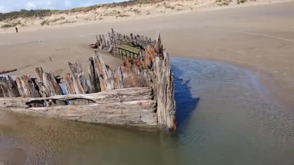 Carmarthenshire South Wales UkのPembrey Country ParkのCefn Sandsビーチで難破船人気のあるウェールズの観光旅行リゾートや海岸線のランドマーク ビデオ映像クリップ — ストック動画