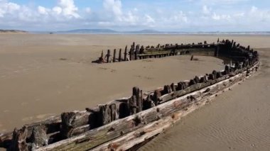 Cefn Sands sahilindeki gemi enkazı Carmarthenshire Güney Galler 'deki Pembrey Country Park' ta, popüler bir Galler turizm beldesi ve sahil şeridi manzarası, video klibi.