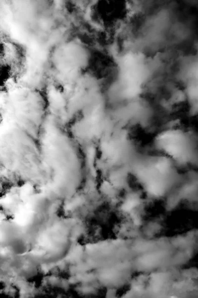 Wolkenlandschaft Hintergrund Textur Der Weißen Flauschigen Kumuluswolken Schwarz Weiß Monochrom — Stockfoto