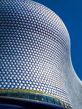 Birmingham, İngiltere, 29 Nisan 2009: Popüler bir seyahat merkezi olan Bullring alışveriş merkezindeki Selfridges mağazasının modern mimari binasının çatısı.