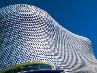 Birmingham, İngiltere, 29 Nisan 2009: Popüler bir seyahat merkezi olan Bullring alışveriş merkezindeki Selfridges mağazasının modern mimari binasının çatısı.