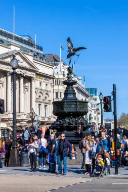 Londra, İngiltere, 1 Nisan 2012: Yunanistan 'ın Piccadilly Sirki' ndeki aşk tanrısı Eros, turistlerle dolu ve şehir merkezi stok fotoğrafının popüler bir tatil beldesi.