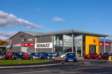 Kidwelly, Wales, İngiltere, 20 Kasım 2016: Renault otomobil galerisi şirket logosunu ve araçlarını satışa sunuyor, stok fotoğrafı resmi
