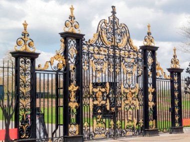 Londra, İngiltere, 11 Nisan 2010: Kensington Bahçelerindeki Kensington Sarayı kapıları Sir Christopher Wren tarafından 1689 yılında tasarlandı ve popüler bir seyahat merkezi.