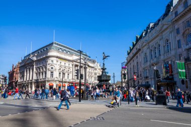 Londra, İngiltere, 1 Nisan 2012: Yunanistan 'ın Piccadilly Sirki' ndeki aşk tanrısı Eros, turistlerle dolu ve şehir merkezi stok fotoğrafının popüler bir tatil beldesi.