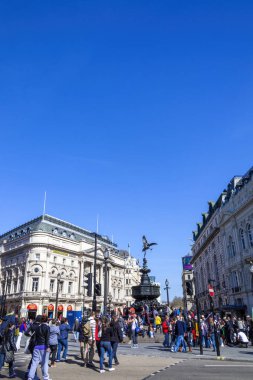 Londra, İngiltere, 1 Nisan 2012: Yunanistan 'ın Piccadilly Sirki' ndeki aşk tanrısı Eros, turistlerle dolu ve şehir merkezi stok fotoğrafının popüler bir tatil beldesi.