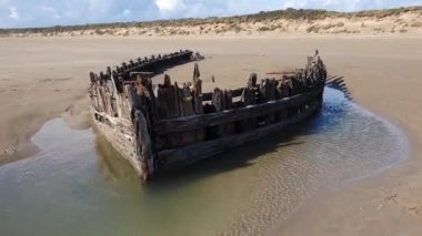 Cefn Sands sahilindeki gemi enkazı Carmarthenshire Güney Galler 'deki Pembrey Country Park' ta, popüler bir Galler turizm beldesi ve sahil şeridi manzarası, video klibi.