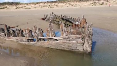 Cefn Sands sahilindeki gemi enkazı Carmarthenshire Güney Galler 'deki Pembrey Country Park' ta, popüler bir Galler turizm beldesi ve sahil şeridi manzarası, video klibi.