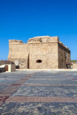 Kıbrıs 'taki Paphos Şatosu (Pafos), kentin limanında bulunan Bizans kalesi ve tarihi, stok fotoğraf çekimi için popüler bir turizm tatil beldesi ve dönüm noktası.